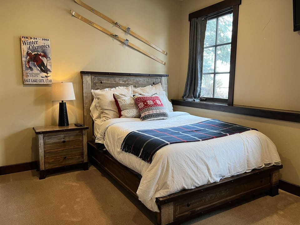 Olympic room queen bed