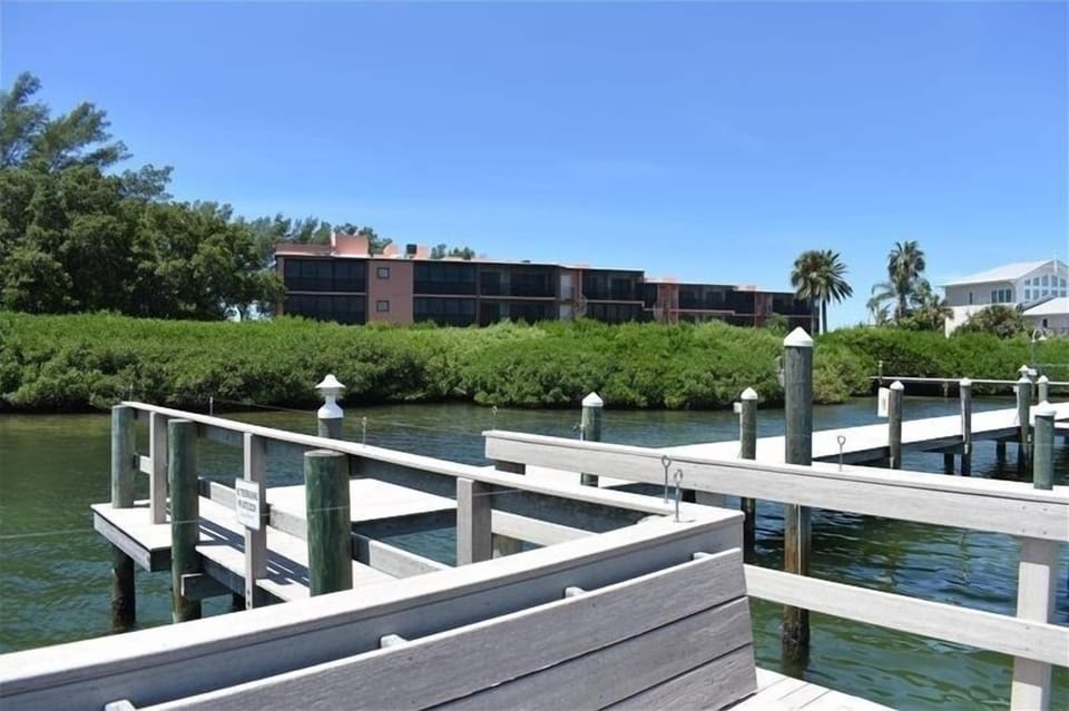 Dock to building exterior