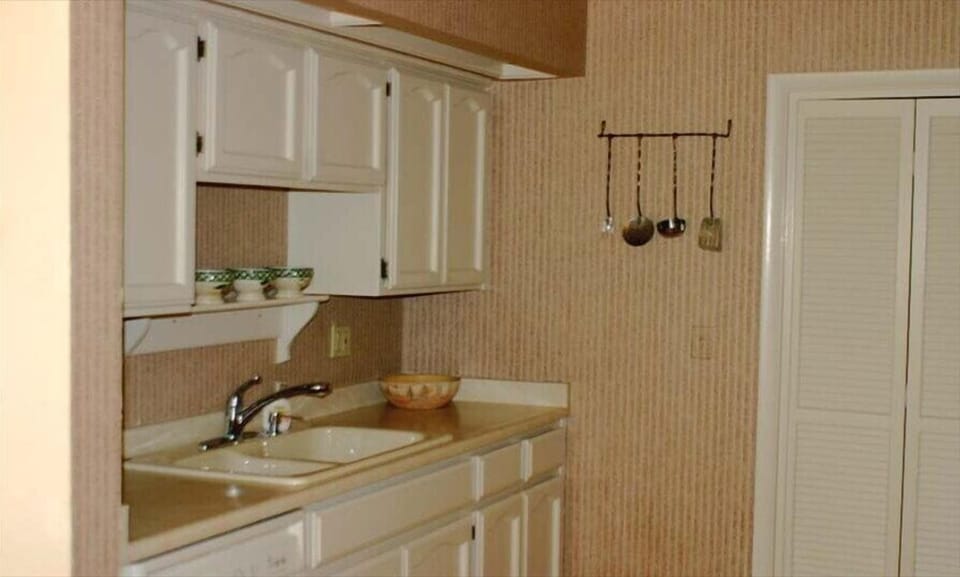 Kitchen and laundry. New appliances.