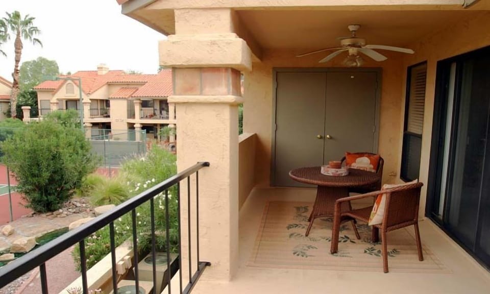 A large deck overlooking the courts.