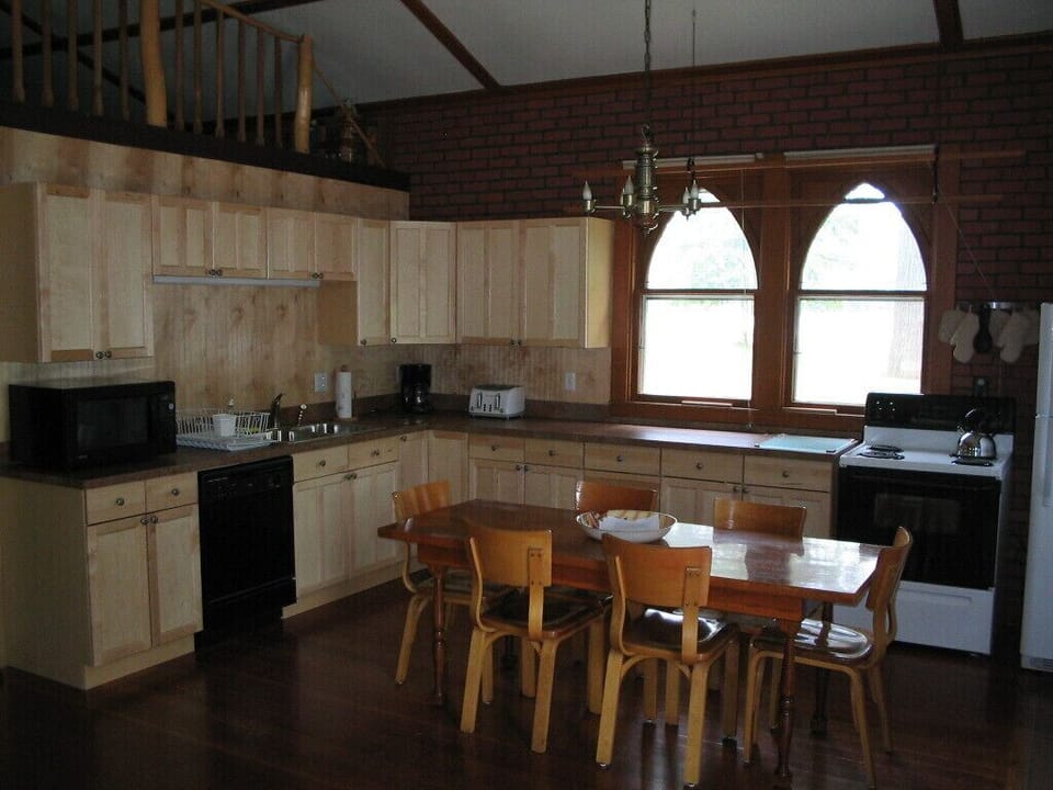 Full kitchen, with dining table.
