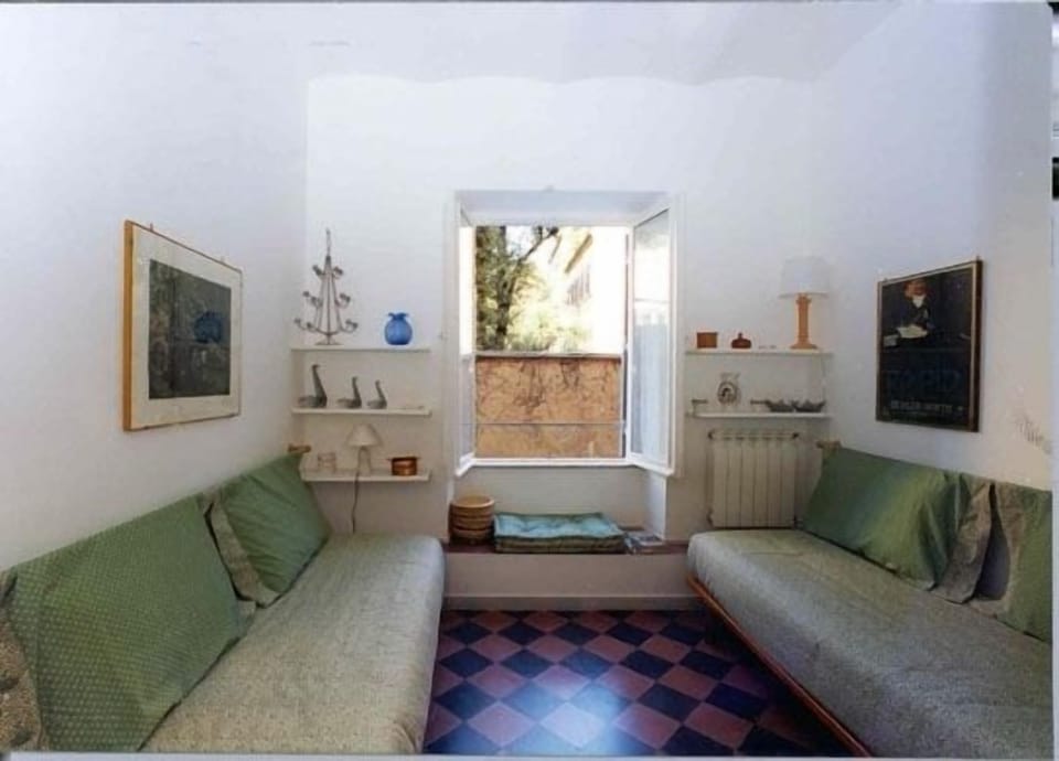 BEDROOM WITH TWIN BEDS