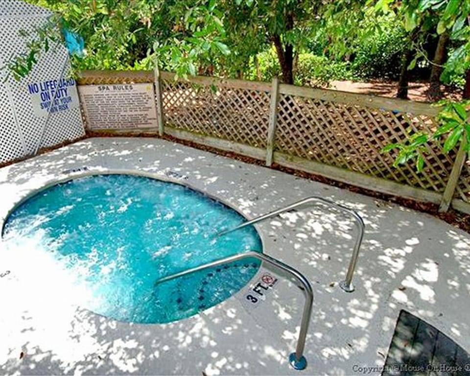 Hot tub - next to pool