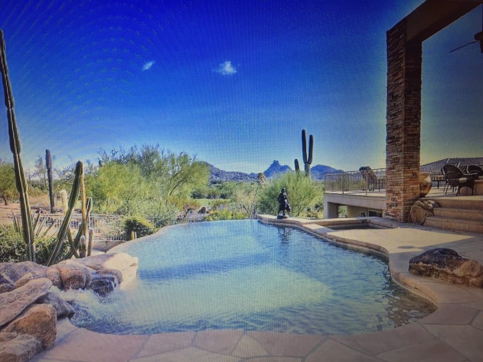 Gorgeous Sparkling Pool with Mountain Views. Paradise!