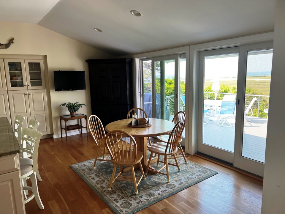 Kitchen Dining Area with Breakfast Bar and Dining Table
