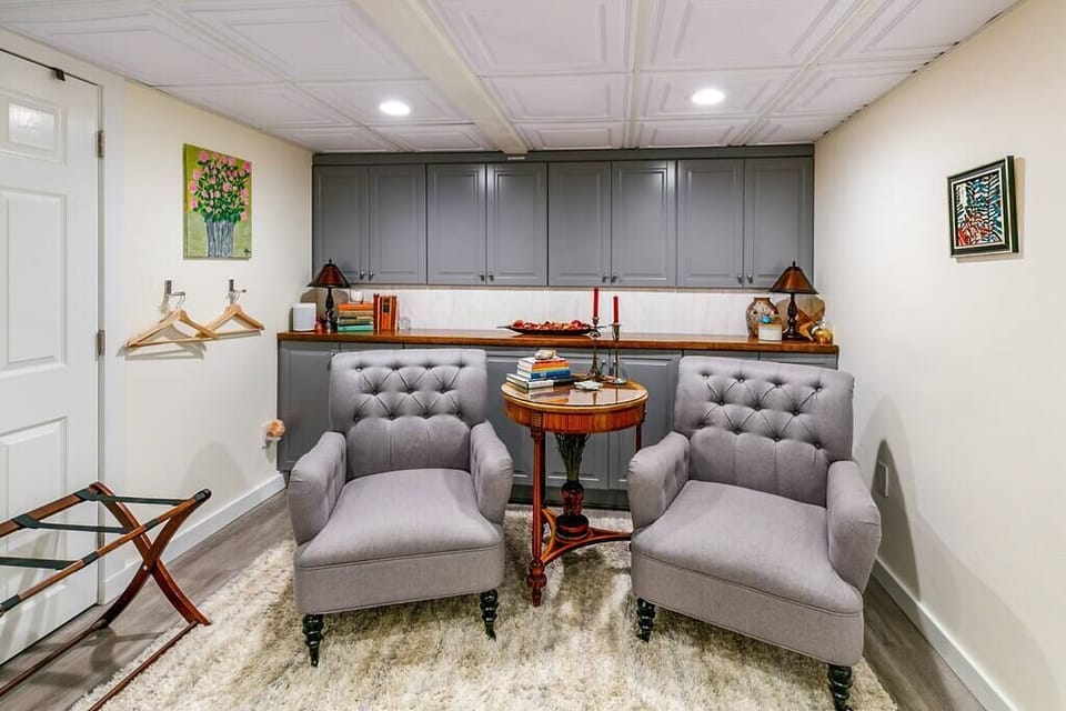 Queen Ensuite Sitting Area