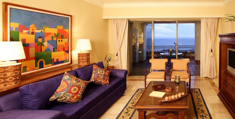 Beautifully comfortable family room w satellite TV.  Couch becomes a queen bed.