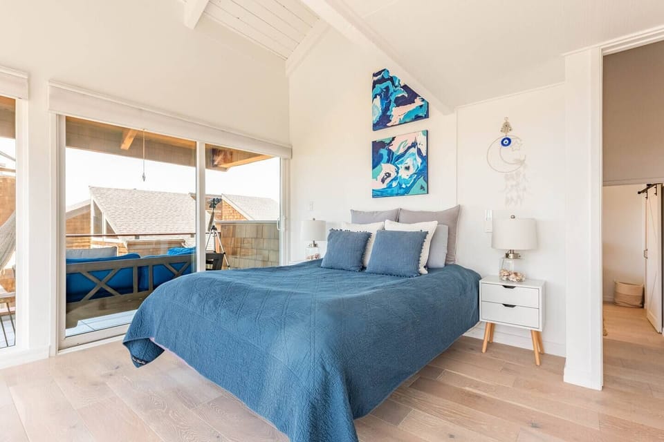 second bedroom with balcony and sea view