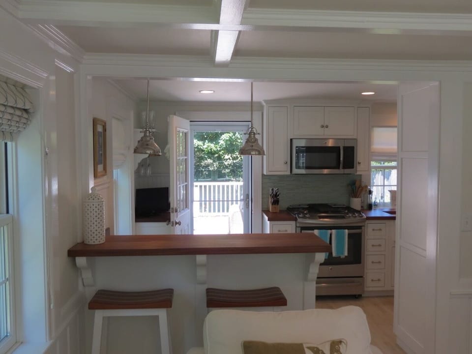 Here's the kitchen, fully equipped.