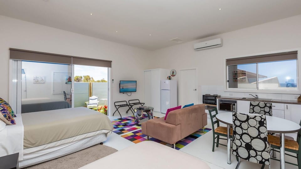 Bedroom / Kitchenette / Living / Dining