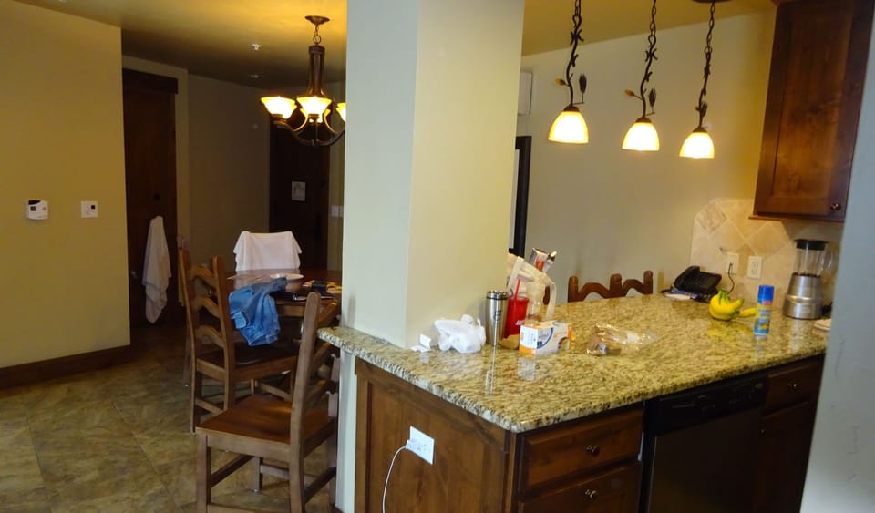 kitchen counter/dining
