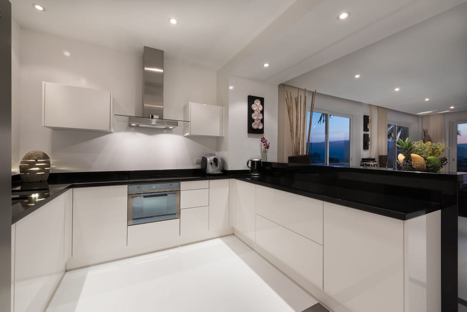 "Beach House" Sea View Pool Apartment