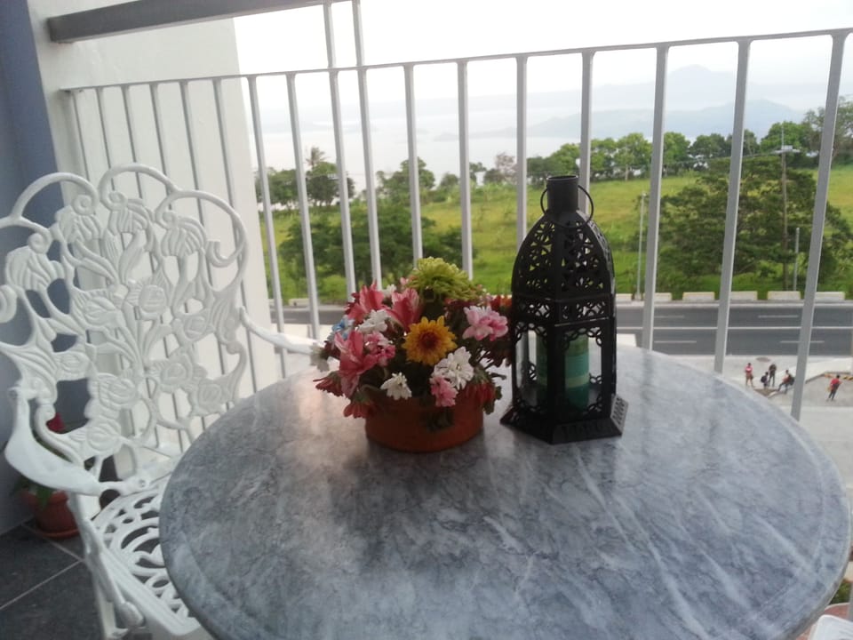 1-BR Condo Overlooking Taal Lake/Volcano