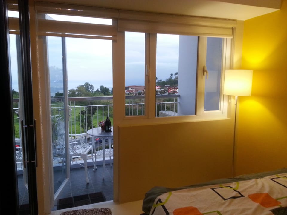 1-BR Condo Overlooking Taal Lake/Volcano