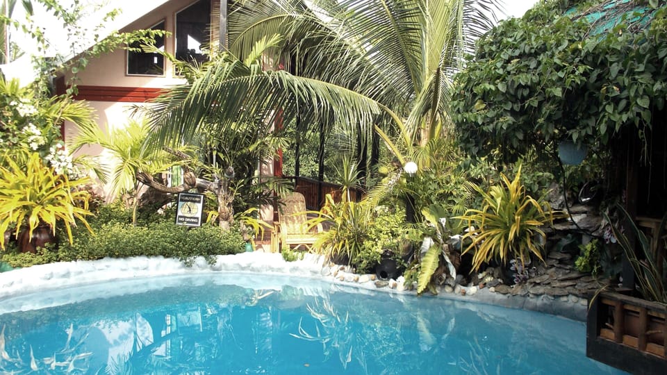 Islandview Holiday Villas, Poolside