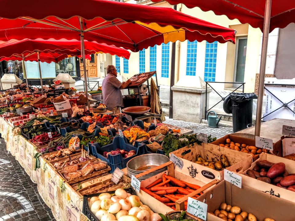 Local farmers market 2 minutes walk! Every morning of the week!