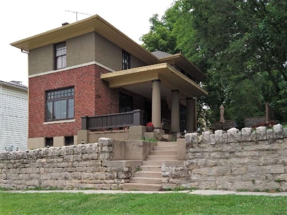  Elegant restored 1925 Prairie Craftsman