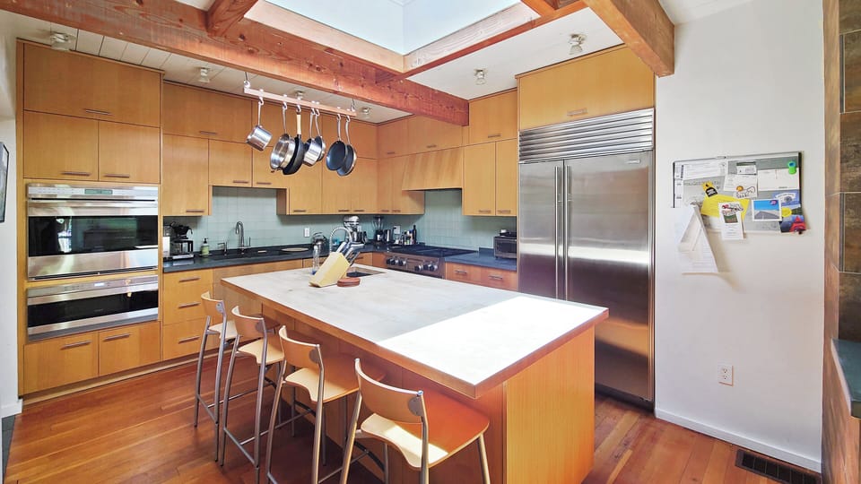 Nicely equppied kitchen with stainless appliances
