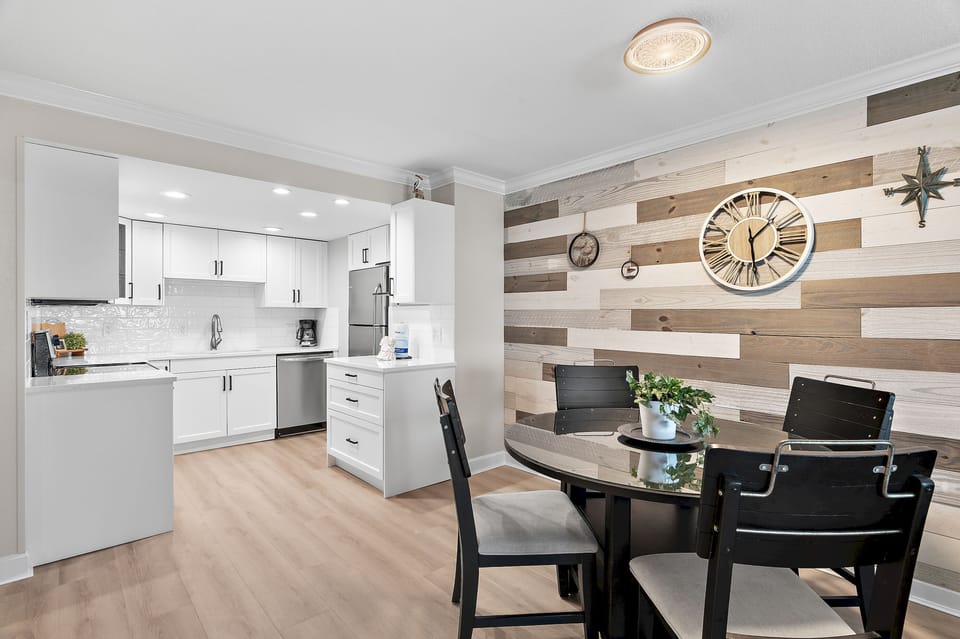 Dining & Kitchen Area