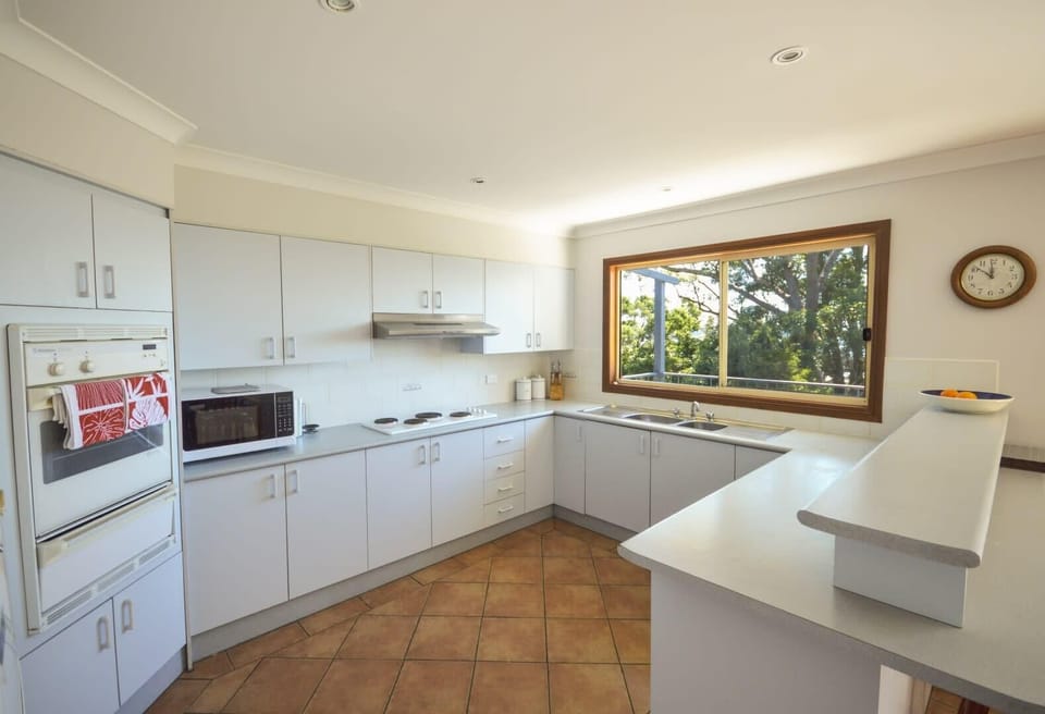 Fully equipped kitchen with electric cooking & dishwasher