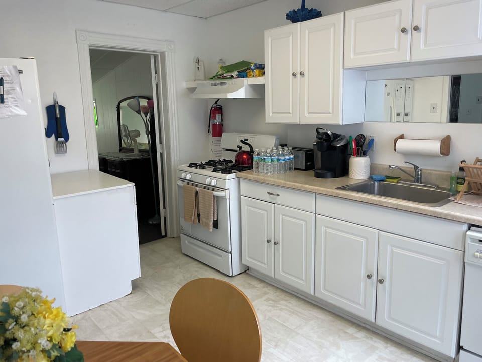 kitchen fully equipped, view with adjacent king bedroom 