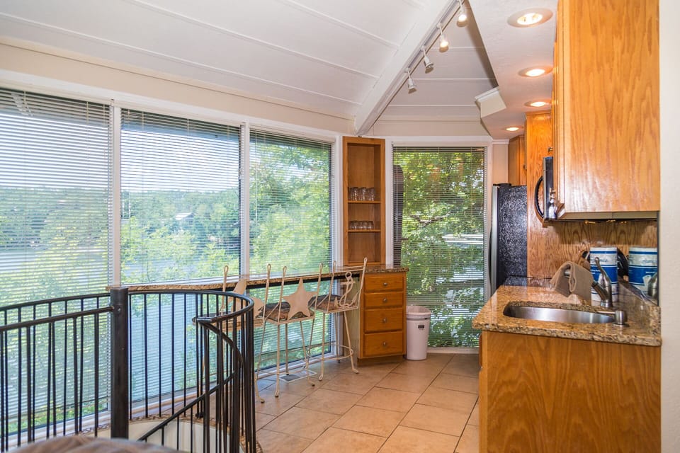 Walk to the Kitchen/GLASS everywere/Seating along window for FOUR