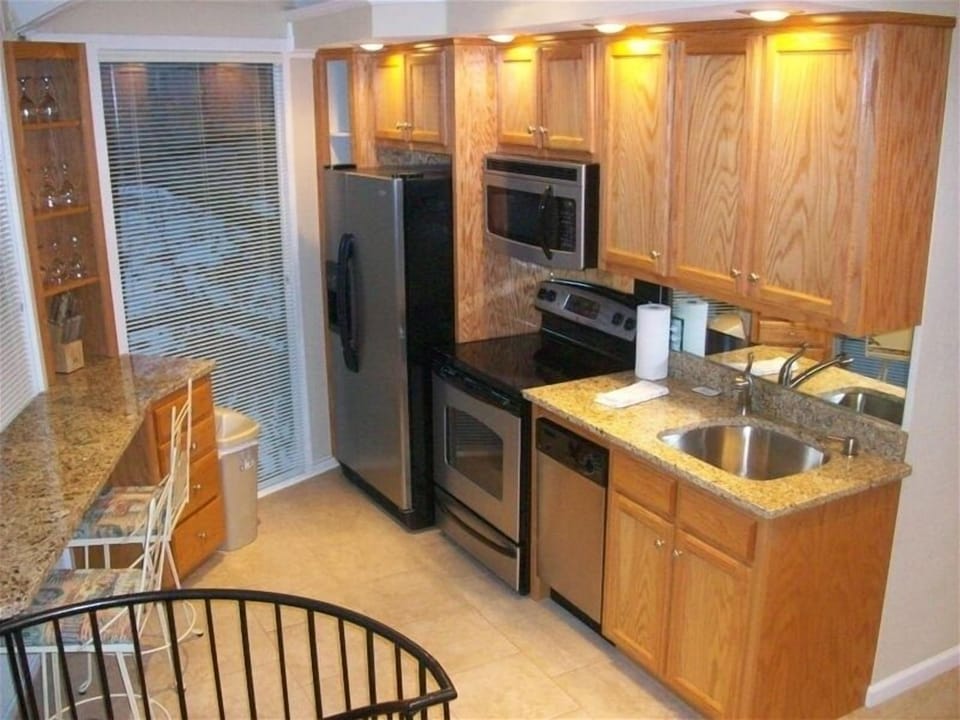 Granite tops/stainless appliances all new/tile floor breakfast bar
