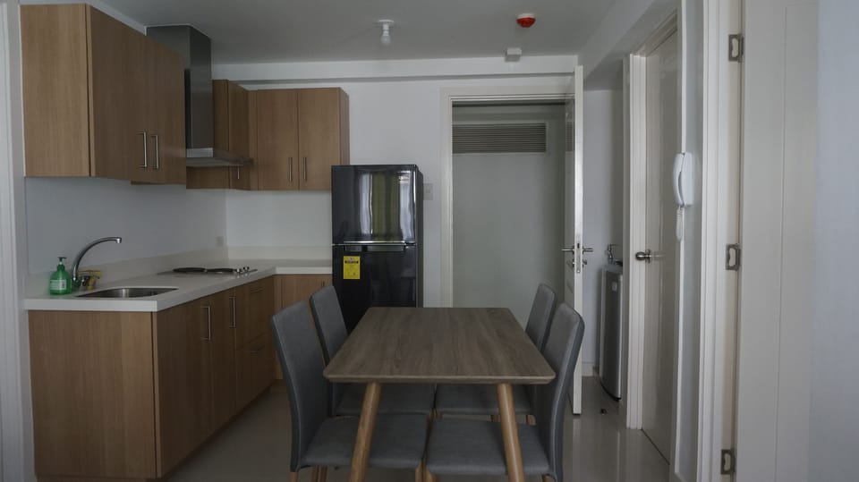 Cosy 2-Bedroom Unit at Commonwealth Q.C