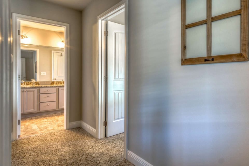 Spacious guest bathroom off the upstairs hallway