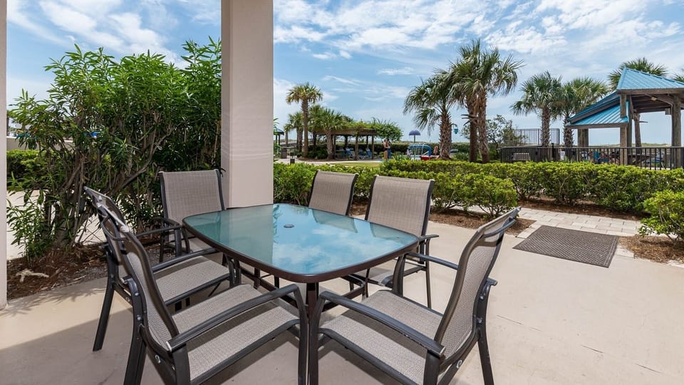 Dine al fresco surrounded by lush greenery and palm trees, perfect for enjoying meals outdoors