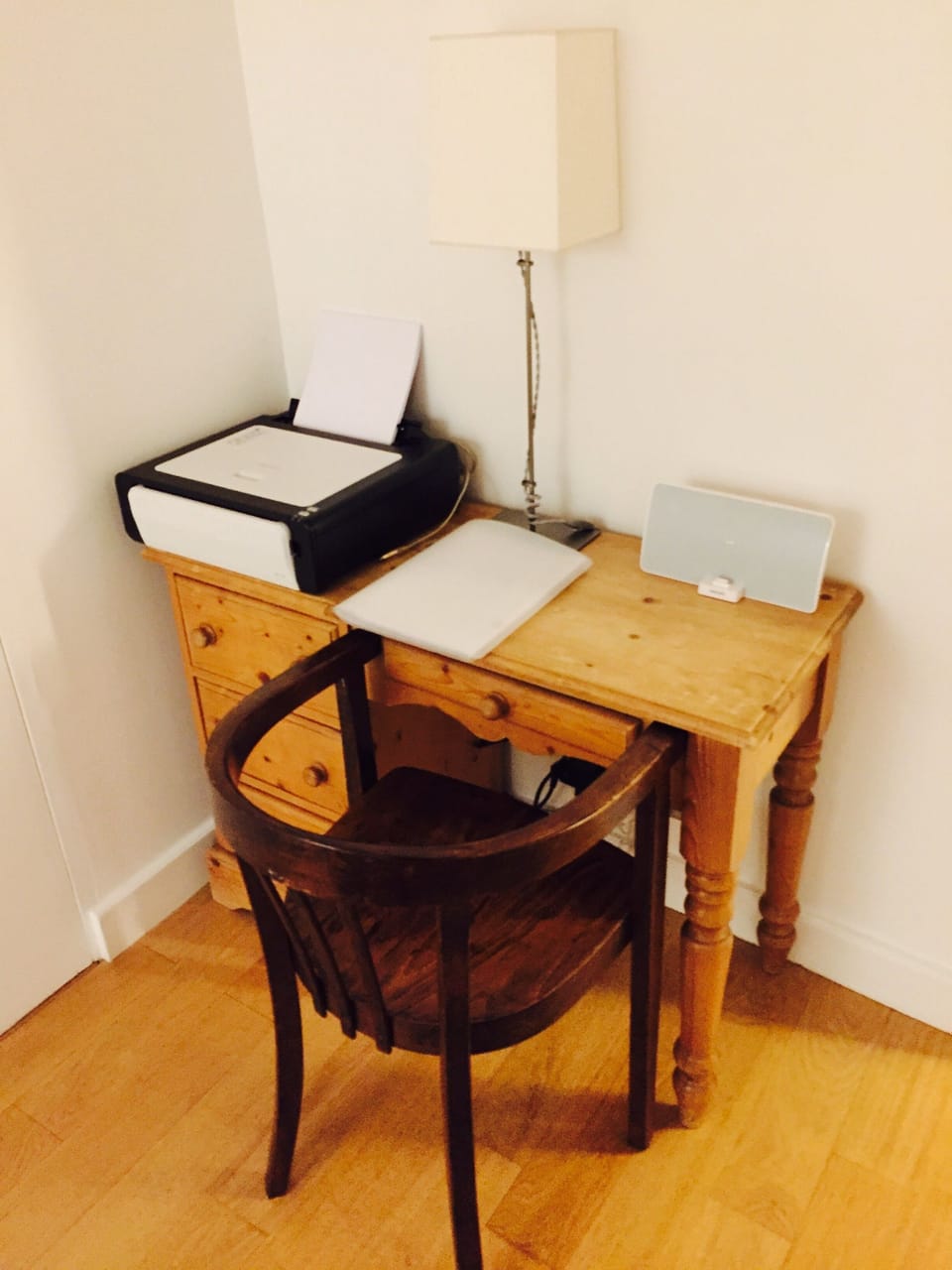 Desk with Printer And Dock for IPhone / IPod 