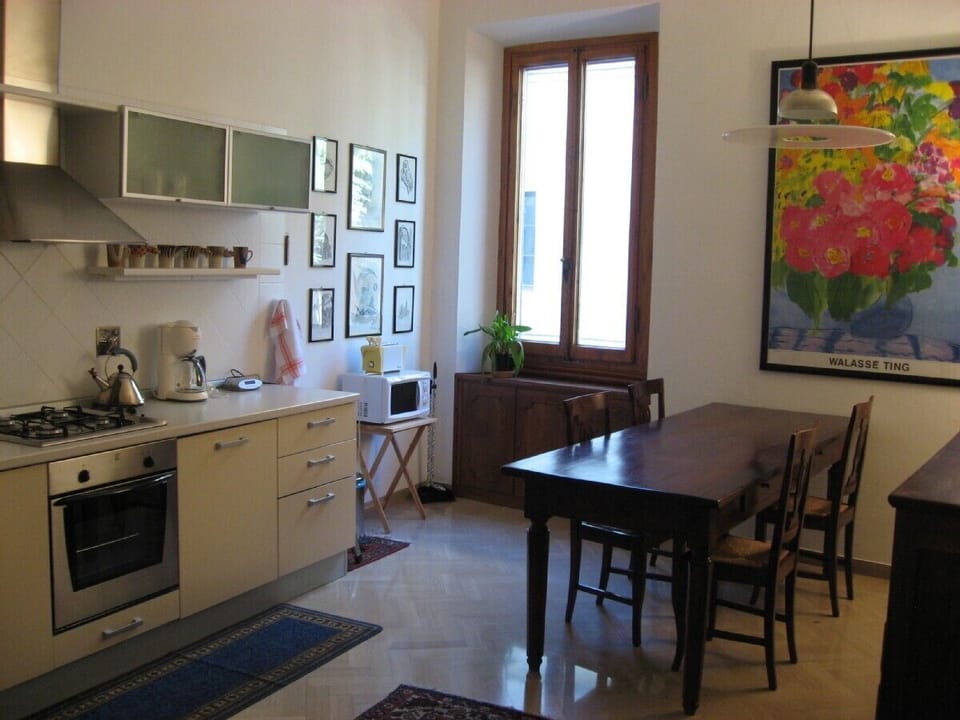 Open plan dining room with kitchen