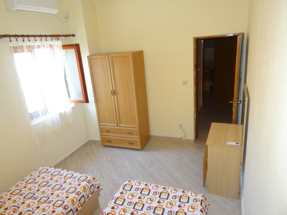 Bedroom with 2 single bed 2