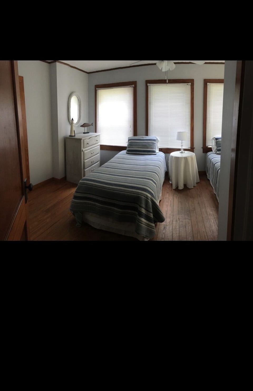 2nd bedroom with twin beds