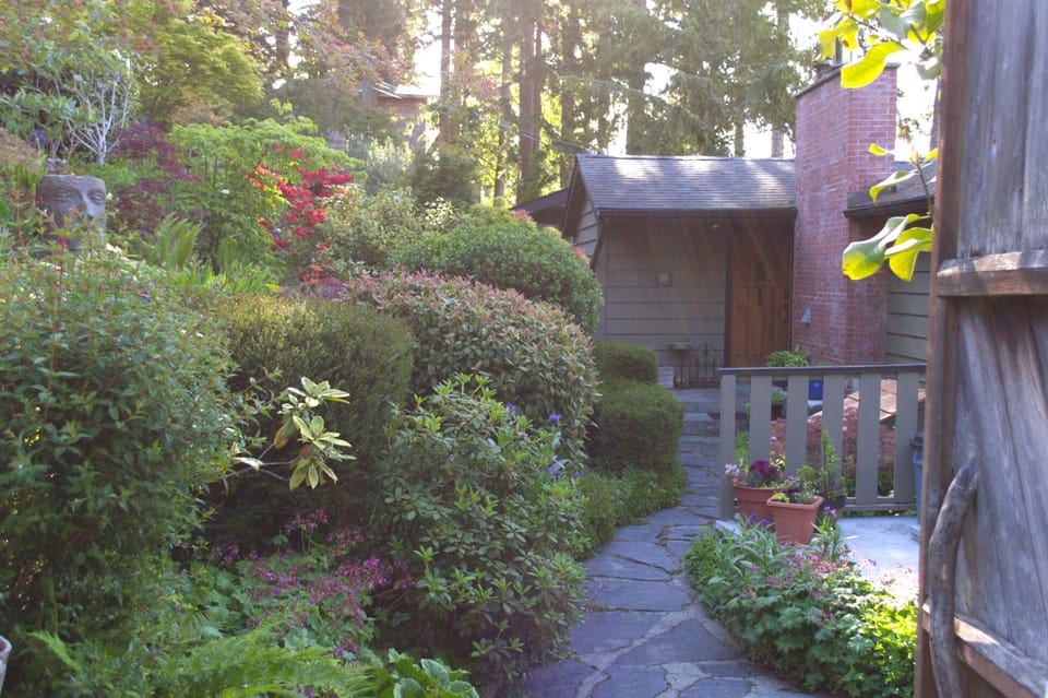 Entrance through the front garden