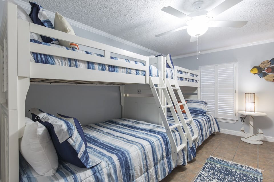 Plenty of sleeping space makes this bunk room ideal for larger groups.