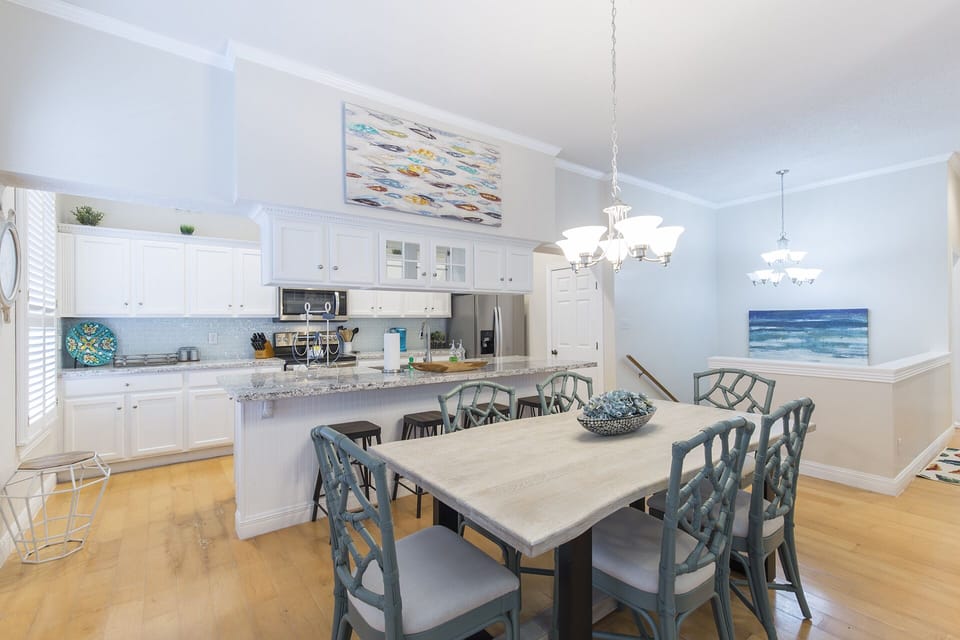 Spacious dining area great for family gatherings!