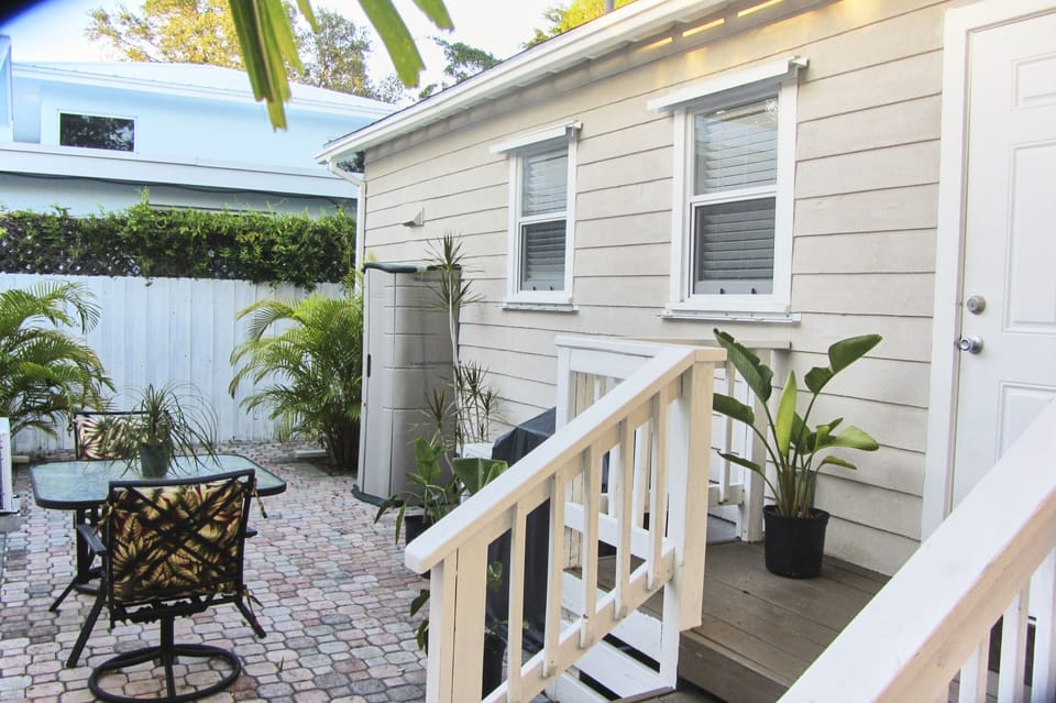 backyard bar-b-q
Charming Tropical Home
HomeAway #3015608 
Ft Lauderdale 