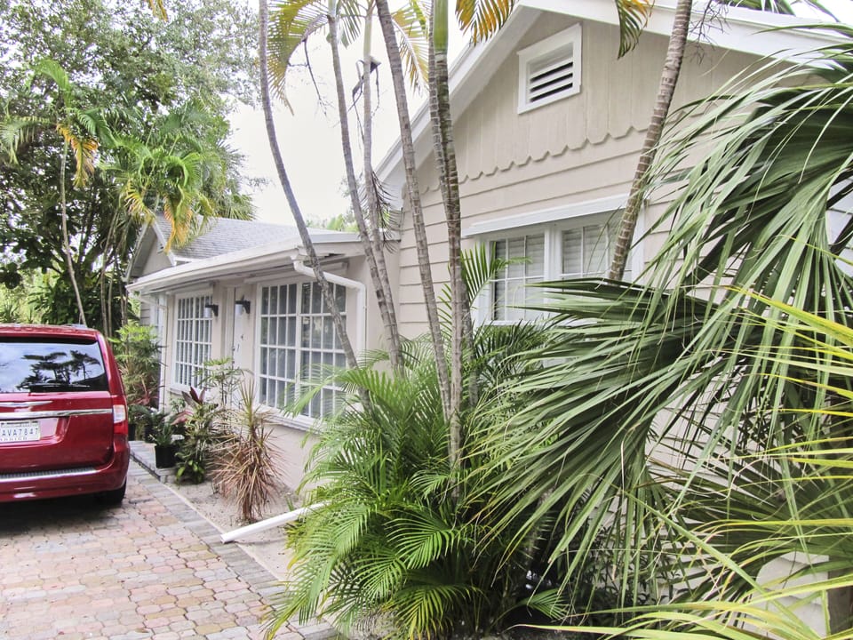 Charming Tropical Home
HomeAway #3015608 
Ft Lauderdale