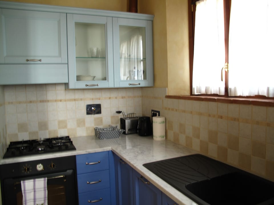 fully equipped kitchen 