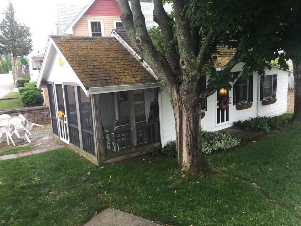 another view of this charming cottage