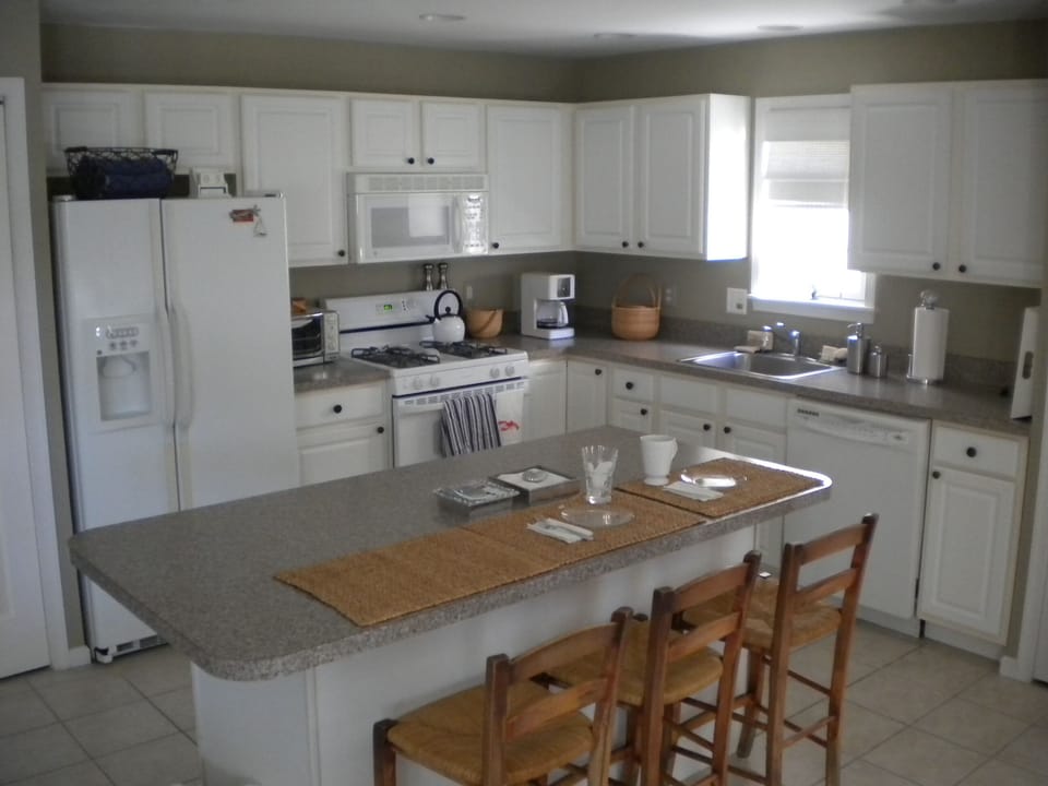 Kitchen & breakfast island