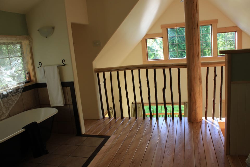 Robins' Nest loft with claw-foot tub - Wedgwood Estate Cabins
