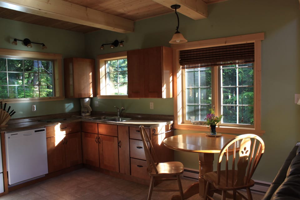 Well-equipped kitchen with dishwasher - Wedgwood Estate Cabins