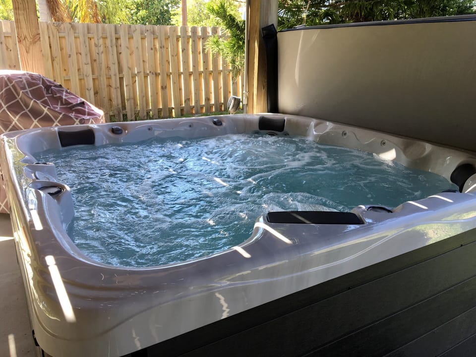 Hot tub- seats 6
