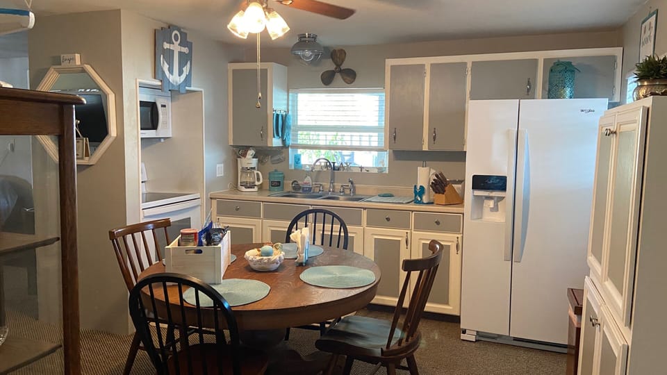 Kitchen, table seating for 4