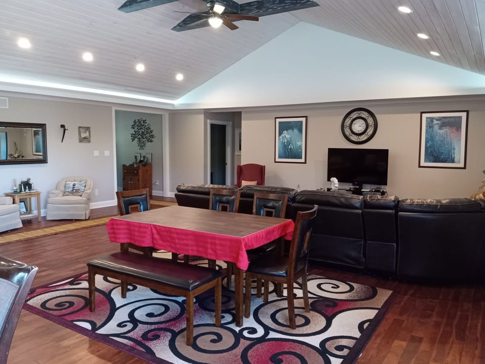 2 dining tables, luxurious leather sectional. Open and bright main floor area.