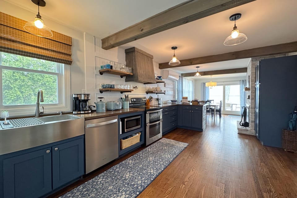Fully equipped kitchen (& outdoor Weber grill) with new cabinets & appliances