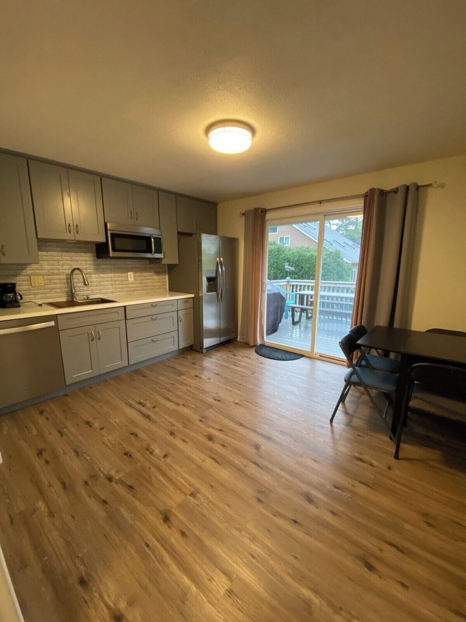 Kitchenette: A handy wet bar perfect for quick meals and snacks.
