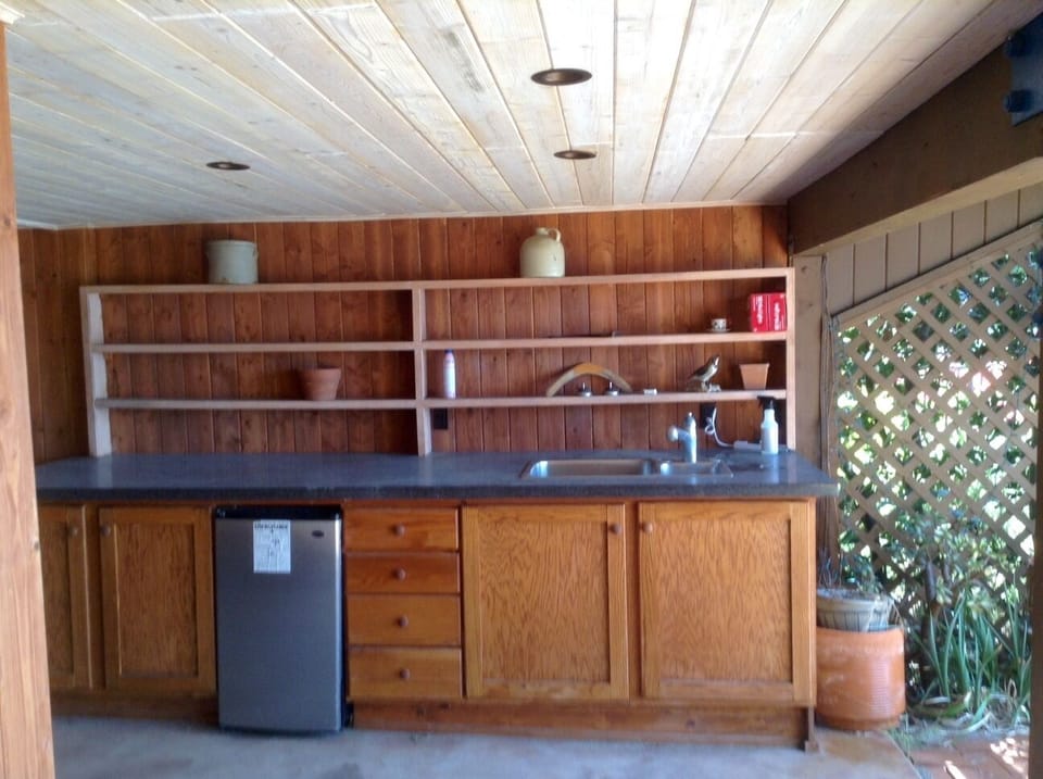 ground level picnic area patio ( this is not the kitchen ) 